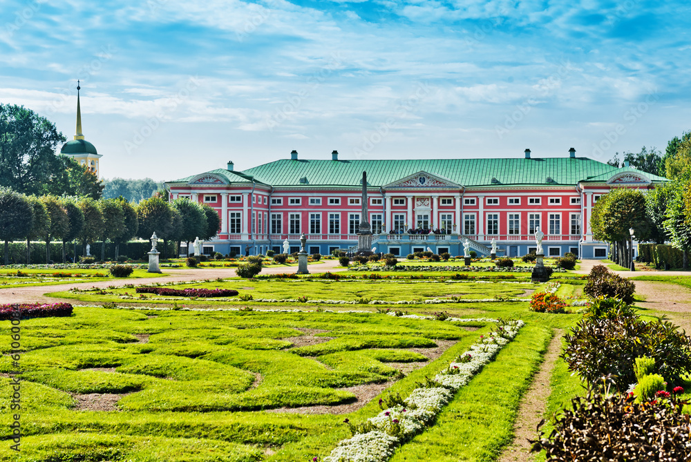 Φωτογραφία Park with statues and Palace of earl Sheremetyev in mansion Kusk