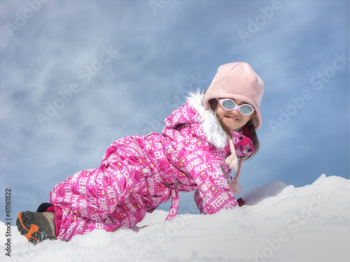 fillette en combinaison de ski rose photo