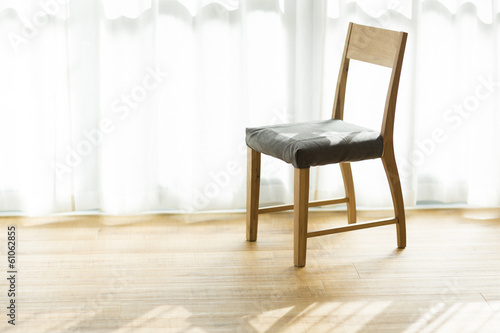 部屋の中にある椅子 © japolia