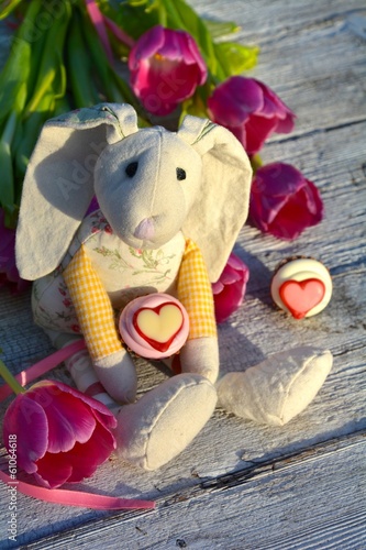 süßer Hase mit Blumen und P...