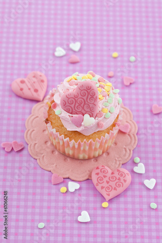 Kleiner Cupcake mit bunten Herzen photo