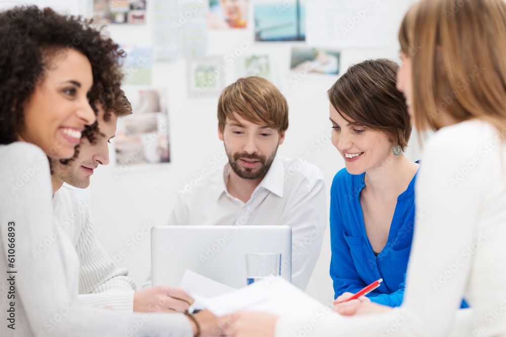 kreatives team bespricht ideen kreatives team bespricht ideen