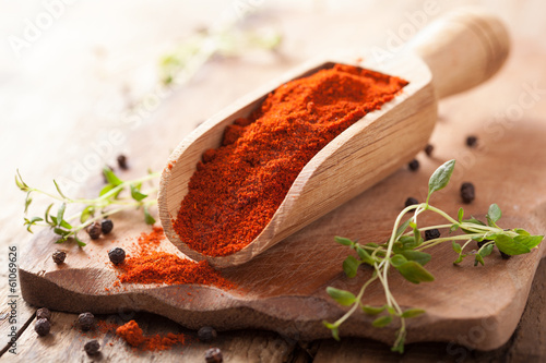 red ground paprika spice in wooden scoop Fototapet