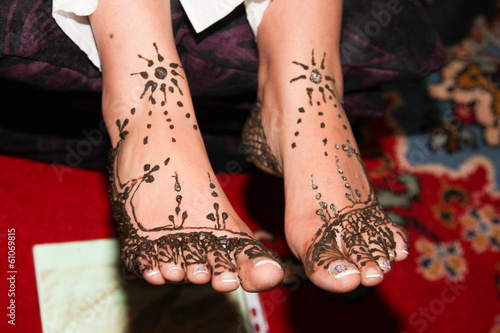 tradition Afrique du nord séance de henné sur les pieds