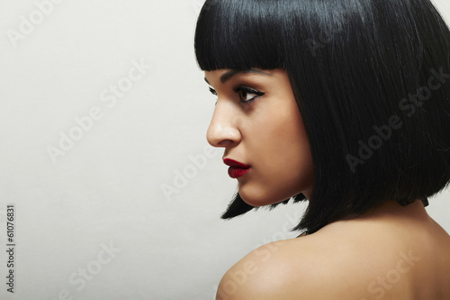 Fotografia Beautiful Brunette Woman.Healthy Black Hair.Retro Haircut