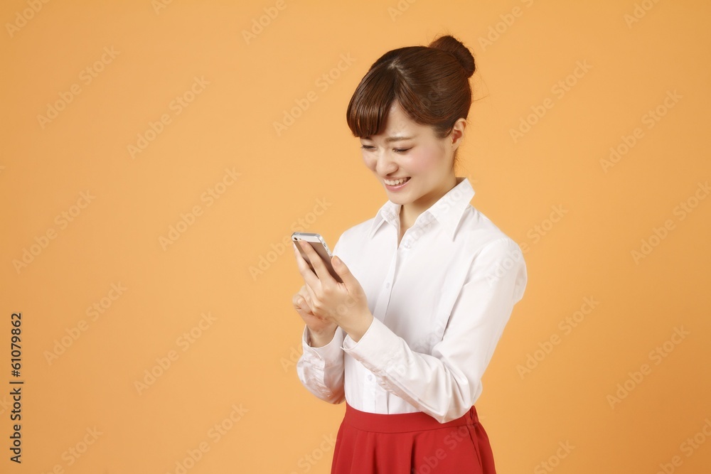 スマホを使う女性 スマホを使う女性
