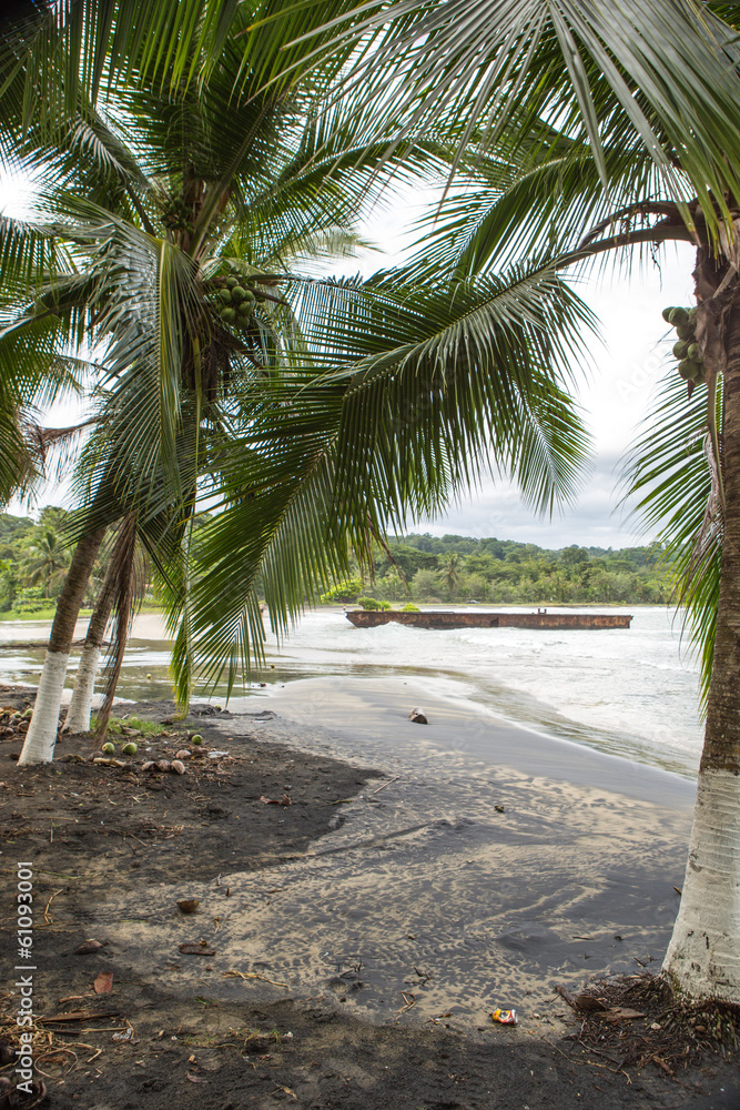 Obraz premium Empty beach in Puerto Viejo, Costa Rica