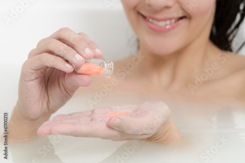 Frau genießt ein Aromatherapie Bad