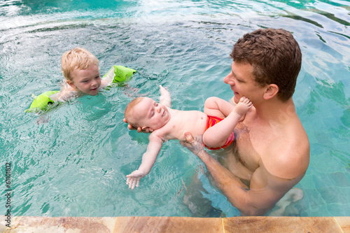 schwimmen lernen im Pool