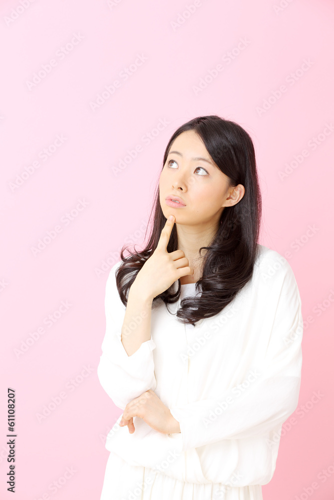 悩む女の子・ピンクバック 悩む女の子・ピンクバック