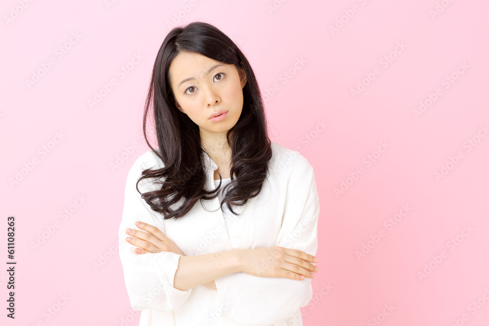 悩む女の子・ピンクバック 悩む女の子・ピンクバック