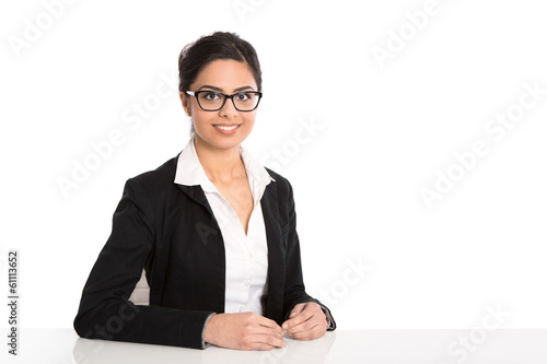 Geschäftsfrau indischer Herkunft mit Brille - freigestellt photo