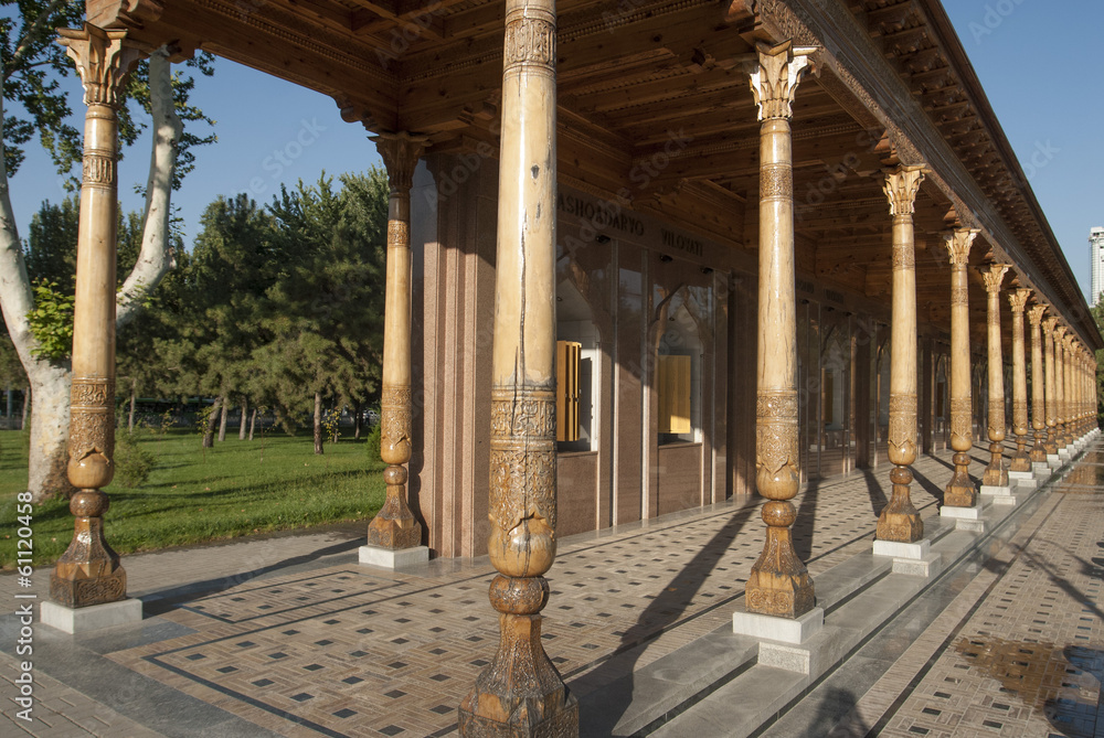 Fototapeta premium Colonnes dans parc, Tachkent, Ouzbekistan