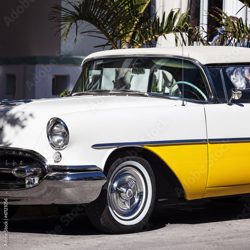 Old white and yellow car © Frédéric Prochasson