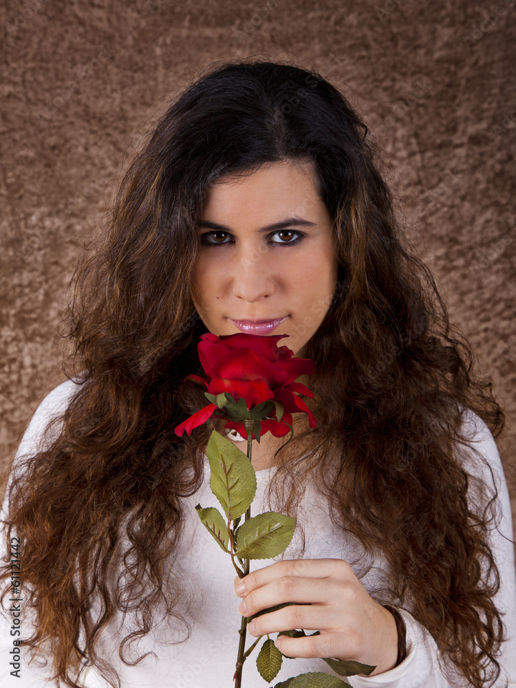 junge Frau riescht an einer Rose junge Frau riescht an einer Rose