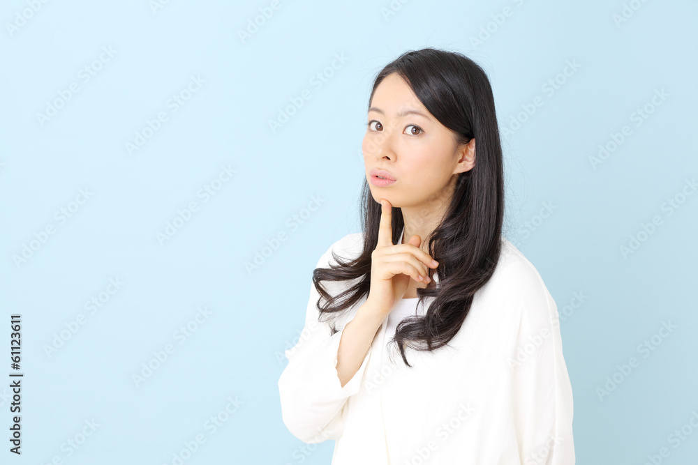 女性・ブルーバック 女性・ブルーバック