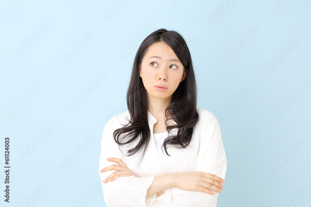 悩む女性・ブルーバック 悩む女性・ブルーバック