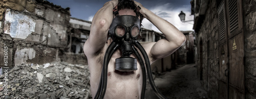 Toxic.Environmental disaster. Post apocalyptic survivor in gas m © Fernando Cortés