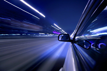 Fotobehang Snelle auto Nachtelijke rit door verlichte stad  © yellowj