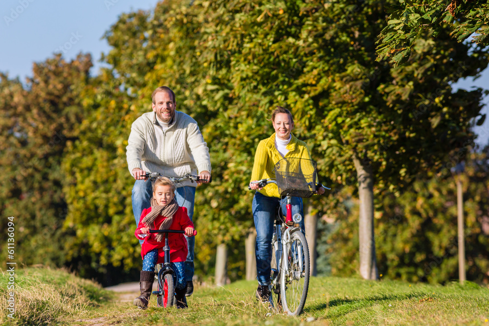 Fototapeta premium Familie bei Fahrradtour im Park