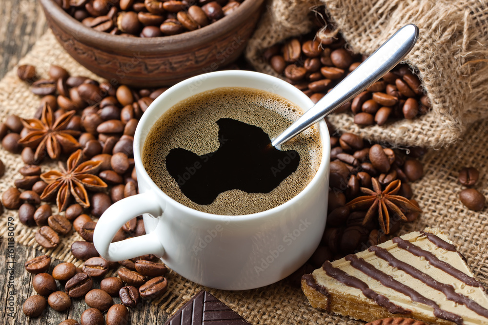 Fototapeta premium Black coffee, a cup of beans