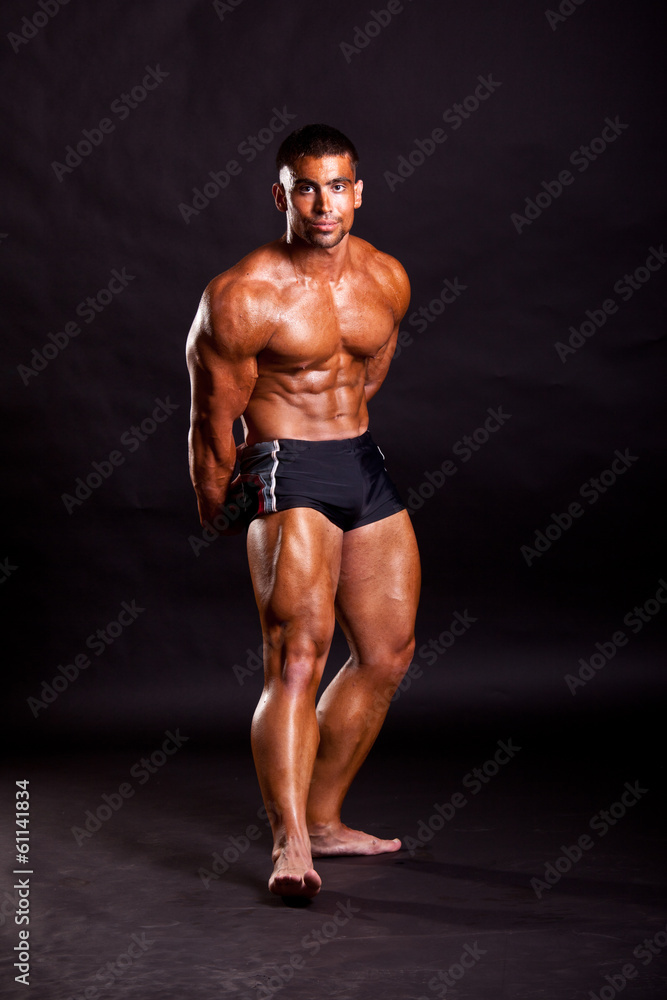 Naklejka premium young bodybuilder posing