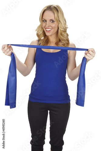 Junge, sportliche Frau - Armübungen mit dem Gymnastikband
