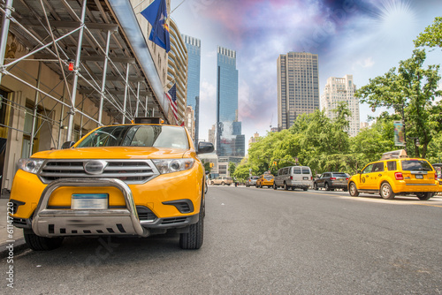Fototapet New York City. Yellow Cabs on West 59st - Central Park area