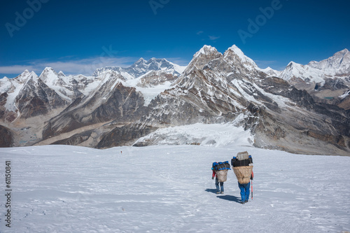 Foto Porter carrying heavy loads in Himalayas of Nepal