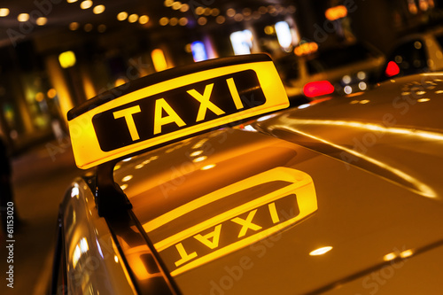 Foto Taxischild mit Spiegelung im Dach des Taxis