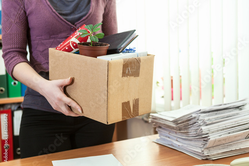 Canvas Print Unrecognizable office employee with collected in box things