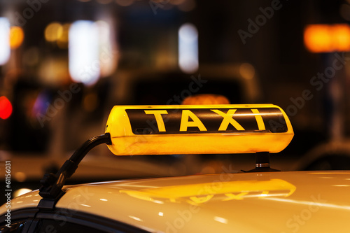 Taxischild auf einem Taxidach bei Nacht