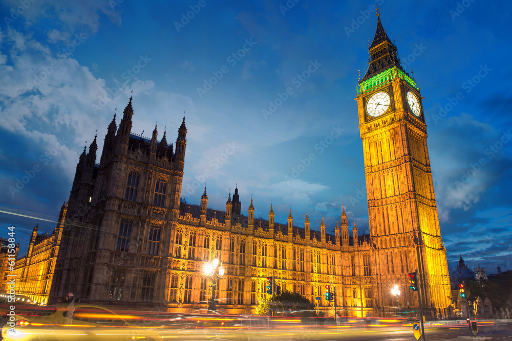 Obraz premium Big Ben and House of Parliament at dusk with clouds from Westmin