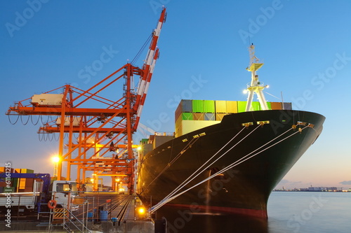 Obraz na płótnie Kontenerowy ładunek zafrachtowań statek z pracującym dźwigowym mostem