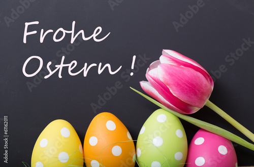 frohe ostern tafel mit blumen und eiern photo