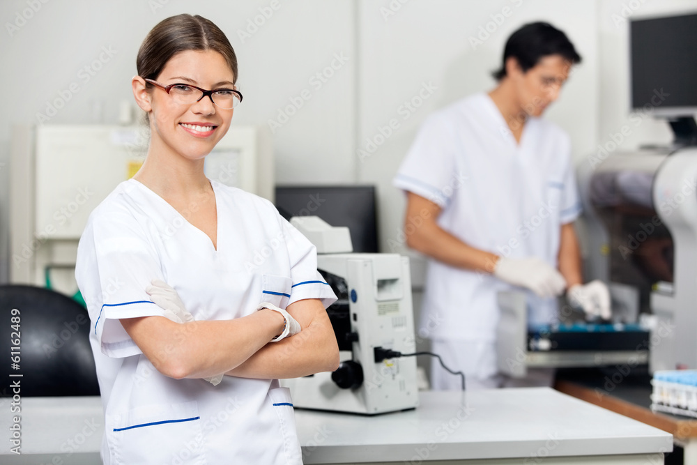 Obraz premium Smiling Female Scientist In Laboratory