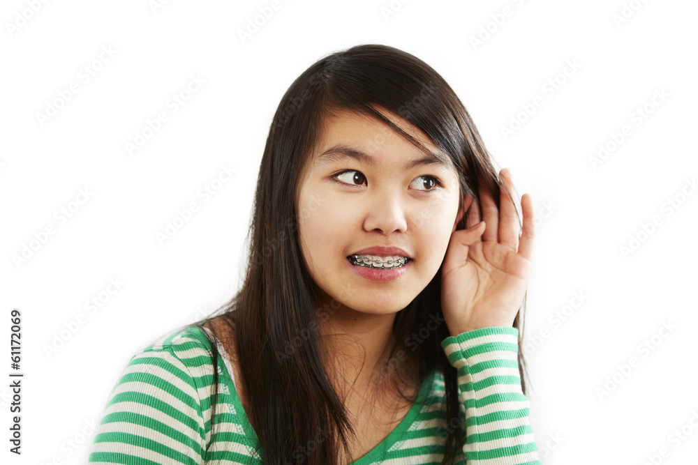 Mädchen hält lauschend Hand hinter dem Ohr Mädchen hält lauschend Hand hinter dem Ohr