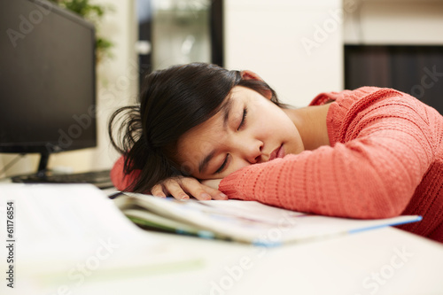 Schülerin schläft beim Lernen ein