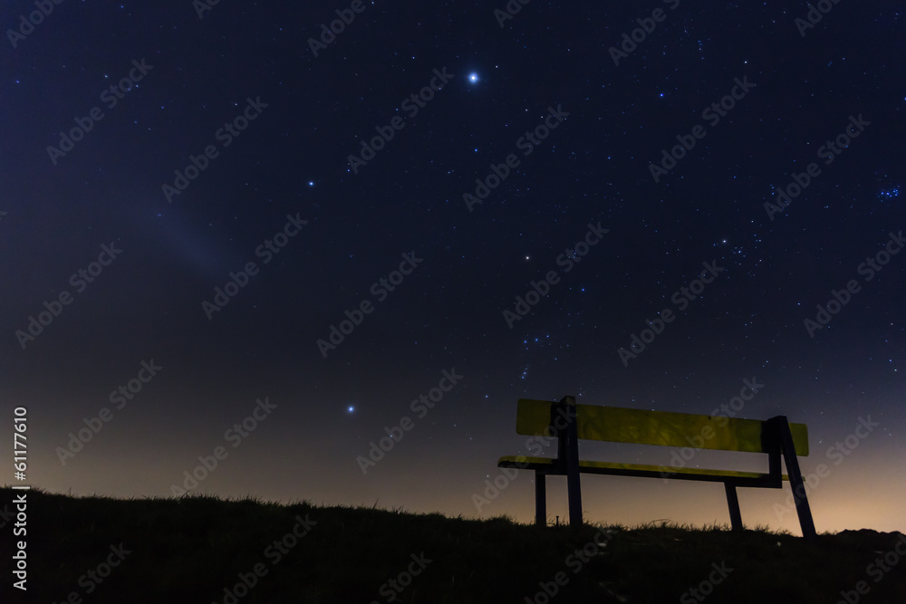 Fototapeta premium Idyllischer Sitzplatz unter dem Sternenhimmel