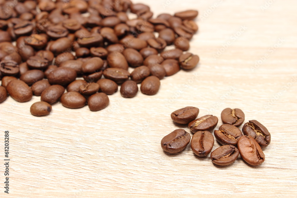 Naklejka premium Heap of coffee on wooden background