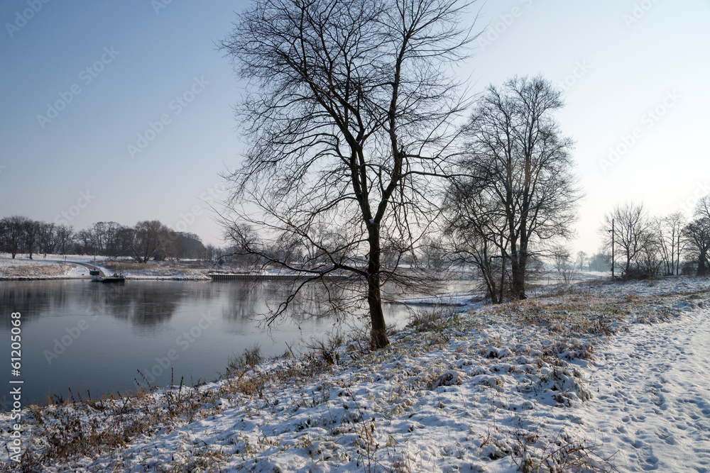 Winterlandschaft und ein Fluss Winterlandschaft und ein Fluss