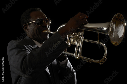 Afroamerikanischer Jazzmusiker mit Fl  gelhorn