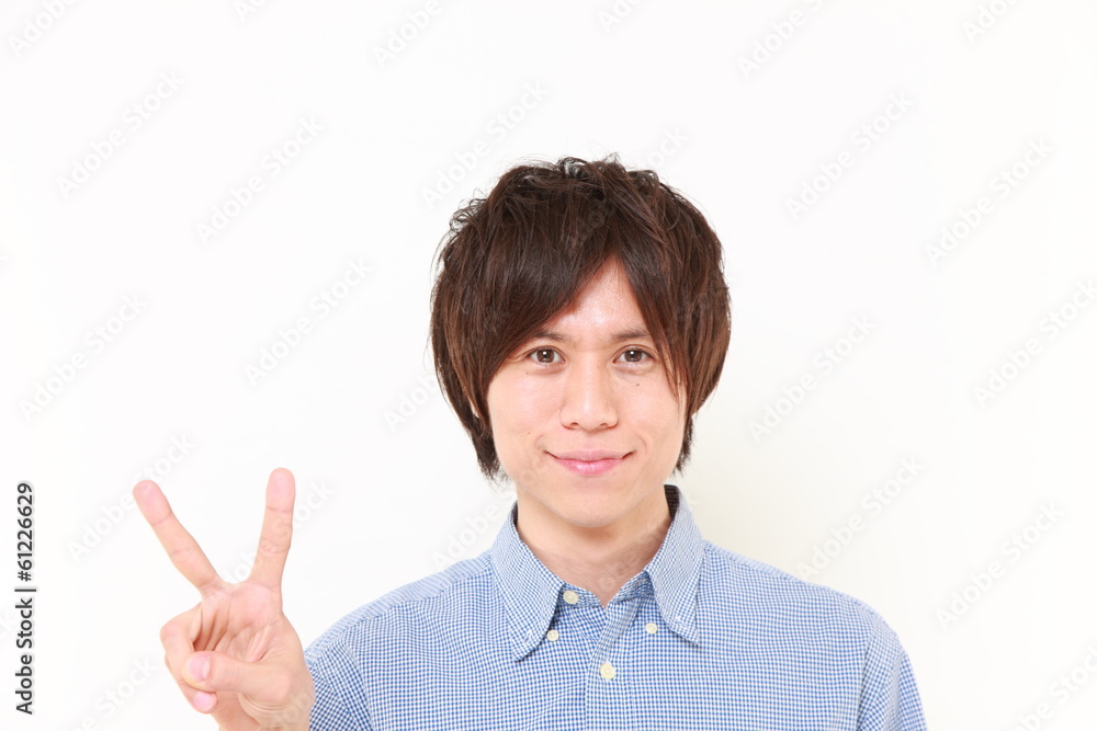 ピースを出す男性