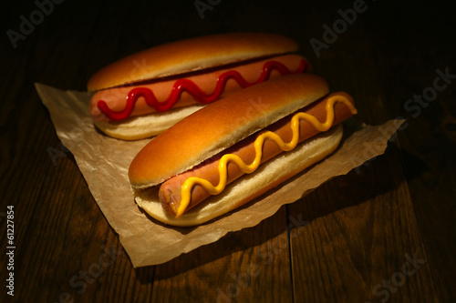 Canvas Print Tasty hot dogs on wooden table