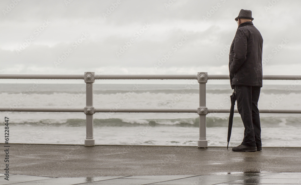 Hombre con paraguas frente al mar
