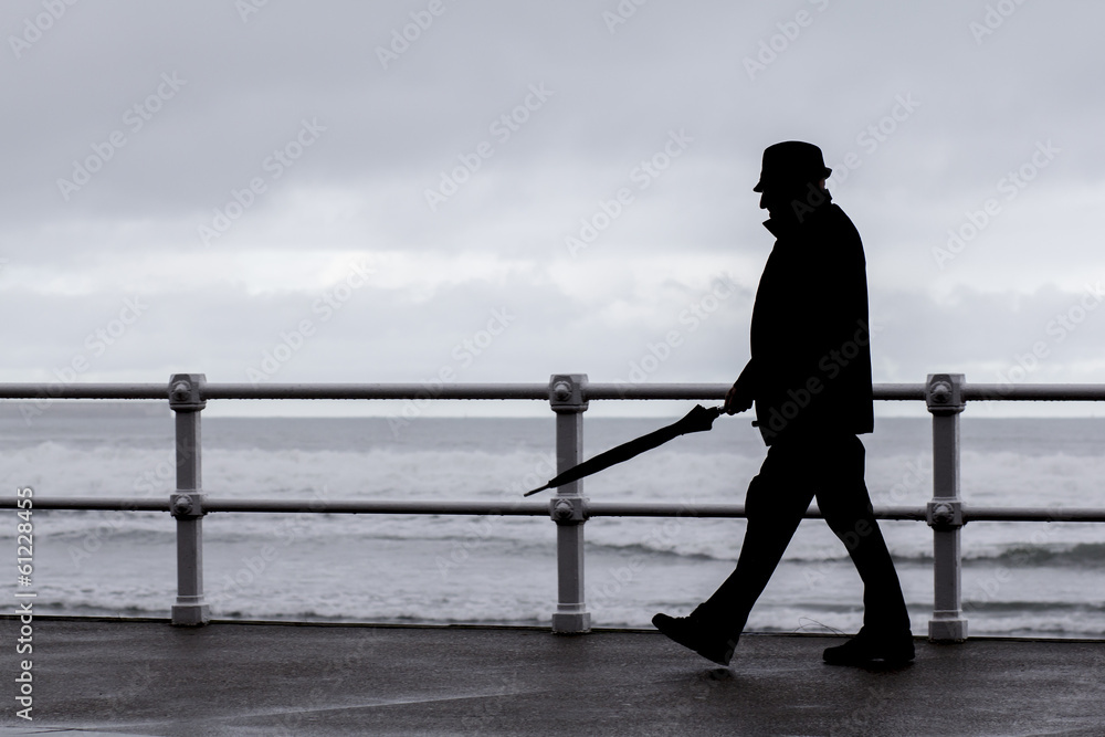 Hombre con paraguas paseando