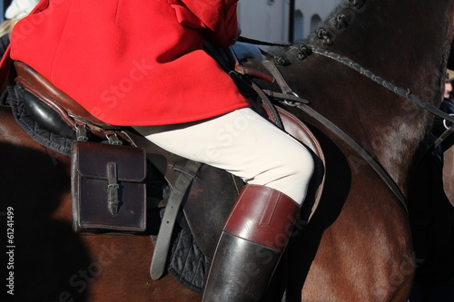 Foto fox hunt Huntsman ready for hunting on horse with saddle and red jacket coat bac