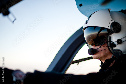 Pilot im Rettungshubschrauber Hubschrauber Cockpit Fototapeta