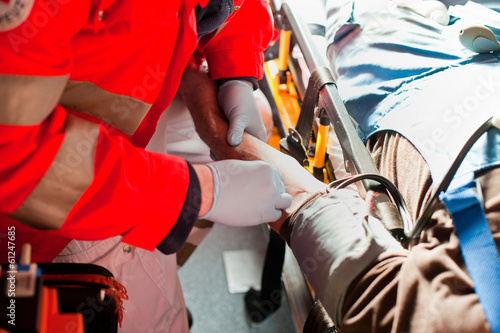 Rettungsdienst Handverletzung Nadel legen Infusion