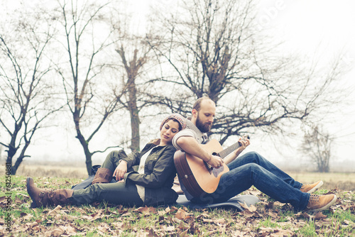 Foto couple in love playing serenade with guitar